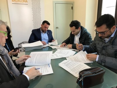 Badalona inverteix 134.000 euros en nou mobiliari urbà i elements de senyalització.