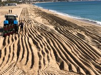Les màquines han començat avui el llaurat i garbellat de la sorra per a la posada a punt de les platges de Badalona per a la temporada de bany