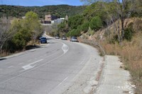 Tall del sentit baixada de la carretera de Can Ruti en el tram que dona accés al tanatori, comprès entre l’aparcament nord de l’Hospital Germans Trias i Pujol i la Residencia de disminuïts