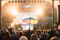 L’Ajuntament de Badalona decideix suspendre el concert contra la LGTBIfòbia després del llançament d’ous a l’escenari