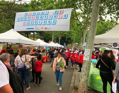 Alumnes de diverses escoles de Badalona posen a la venda aquest divendres, als encants de Montigalà, els productes que han elaborat en les seves cooperatives.
