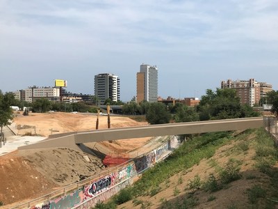 Oberta als vianants la nova passarel·la instal·lada sobre el Torrent de la Font.