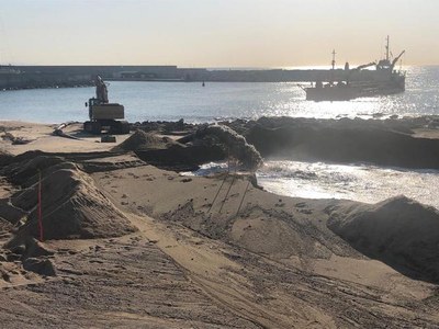 Aquesta setmana finalitzen els treballs de dragat de les sorres que han de regenerar la platja de la Marina del Port de Badalona.