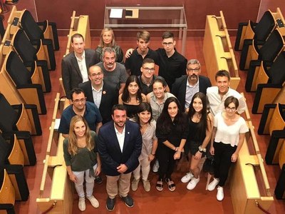 Els 14 alumnes que han obtingut notes d’excel·lència a les PAU del curs passat reben un homenatge de la ciutat pel seu esforç.