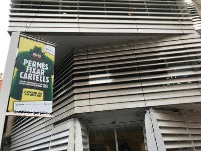 La Sala Josep Uclés, del Centre Cultural El Carme, acull des de demà dijous l’exposició “Permès fixar cartells. Josep Artigas (1919-1991), cartellista i dissenyador gràfic”.