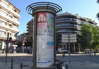 Una seixantena de cartells realitzats per escolars de Badalona anuncien a diferents indrets de la ciutat la propera Setmana dels Drets dels Infants