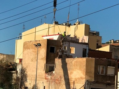 Tornen a casa la majoria de les famílies desallotjades de les finques adjacents a les obres d’enderrocament de l’edifici del passatge de la Torre del barri de la Salut.