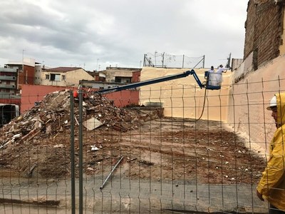 Tornen a casa les últimes persones desallotjades dels immobles més pròxims a l’enderrocament de l’edifici del passatge de la Torre de Badalona.