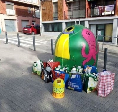 El col·legi Ramiro de Maeztu del barri de Llefià de Badalona guanya el primer premi d’una campanya educativa sobre el reciclatge de vidre.