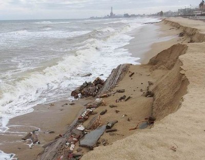 El temporal dels darrers dies deixa al descobert les restes d'antigues edificacions a la platja de la Barca Maria de Badalona.