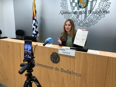 Presentat el Dimoni en forma de retallable i el mocador de les Festes de Maig de Badalona que tothom es podrà fer a casa.