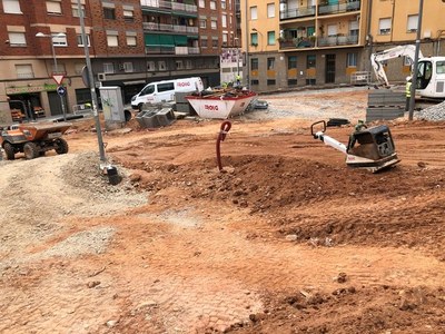 Es reprenen els treballs de reurbanització del carrer i la plaça d’Azorín de Badalona.