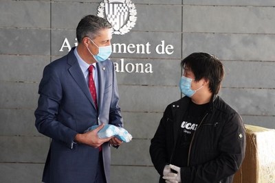 L’Ajuntament de Badalona ha rebut una donació de 20.000 mascaretes realitzada per l’empresa xinesa Palau d’Orient, propietària d’un restaurant situat des de fa gairebé 30 anys a la plaça de Pep Ventura.