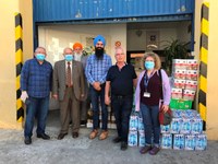 La comunitat religiosa Gagandeep Singh lliura un lot d’aliments a l’Associació Social Amics del Gorg-Mar per distribuir-los entre famílies de Badalona que són ateses pels Serveis Socials de l’Ajuntament