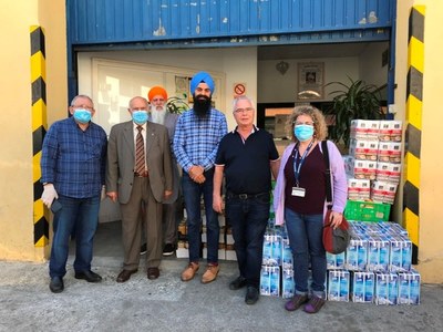 La comunitat religiosa Gagandeep Singh lliura un lot d’aliments a l’Associació Social Amics del Gorg-Mar per distribuir-los entre famílies de Badalona que són ateses pels Serveis Socials de l’Ajuntament.
