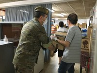 La seu de Càritas Parroquial situada al barri de Bufalà de Badalona rep una donació de famílies de militars de l’exèrcit de Terra i de la Guàrdia Civil de Barcelona