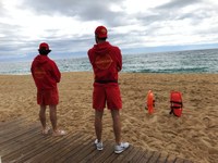 La temporada de platges de Badalona comença amb més mitjans per a la neteja de la sorra i de l’aigua i més vigilància