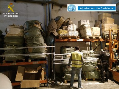 Un operatiu conjunt de la Guàrdia Urbana de Badalona i la Guàrdia Civil comissa la partida més gran de mercaderies falsificades d'aquest any a Catalunya per valor de més d'1,3 milions d'euros.