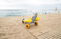 La platja de l’Estació de Badalona disposa del Servei d’acompanyament al bany per a persones amb diversitat funcional
