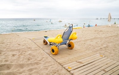 La platja de l’Estació de Badalona disposa del Servei d’acompanyament al bany per a persones amb diversitat funcional.