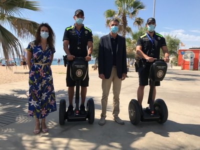 La Guàrdia Urbana de Badalona incorpora dos segways per patrullar amb més rapidesa i efectivitat per la zona litoral del municipi.