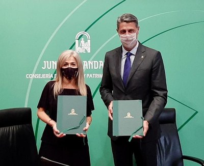 L’alcalde Xavier Garcia Albiol i la consellera de Cultura d’Andalusia signen un protocol per al foment de la cultura andalusa a Badalona.