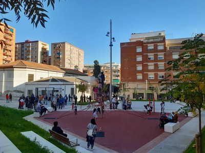 La plaça Azorín de Badalona es converteix en una àrea de domini per al vianant.