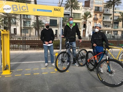 Entra en servei al passeig Marítim el primer Punt Bici del Barcelonès Nord fruit de l’acord de l’Ajuntament de Badalona i el RACC.