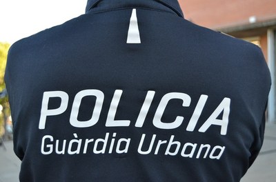 La Guàrdia Urbana de Badalona reforça el torn de nit per fer complir el confinament nocturn.