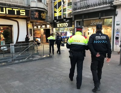 L’alcalde de Badalona i el conseller d’Interior mantenen una conversa per coordinar les accions que s’han de desenvolupar a la ciutat durant l’estat d’alarma.