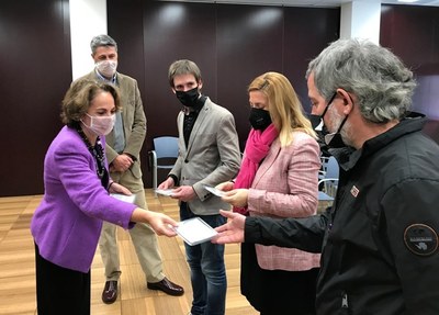 Els regidors i regidores reben mascaretes semitransparents homologades que fabrica una empresa de Badalona.