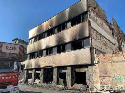 Badalona declararà tres dies de dol per les víctimes de l’incendi d’una nau abandonada.