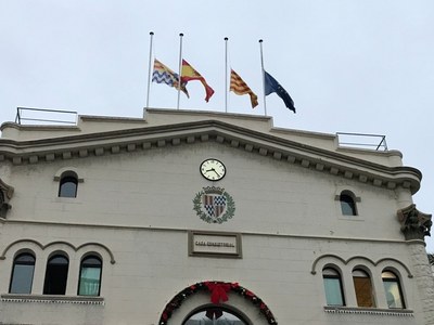L’Ajuntament de Badalona convoca un minut de silenci avui a les 18 hores a la plaça de la Vila en senyal de dol per les víctimes de l’incendi de la nau industrial del carrer de Guifré.