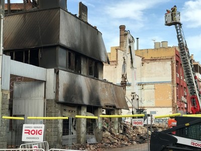 Localitzada una quarta víctima mortal sota les runes de la nau incendiada al carrer de Guifré.