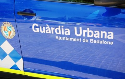 Quatre agents de la Guàrdia Urbana han estat brutalment agredits aquesta tarda quan han descobert un pis amb la llum punxada on hi havia una plantació de marihuana.