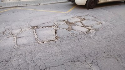Actuació urgent de reparació de l’asfalt del carrer d’Enric Borràs.