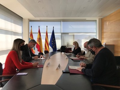 L’Ajuntament, els sindicats CCOO i UGT i la FAVB recuperen el diàleg social i signen un acord per a la contractació de 39 agents cívics.