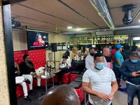 La Guàrdia Urbana de Badalona denuncia 58 persones i els propietaris d’un bar al barri de la Pau que feien una festa il·legal amb la persiana mig abaixada