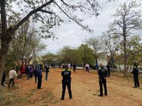 La Guàrdia Urbana desmantella un pícnic il·legal al voltant del camp de futbol Vidal i Barraquer i sanciona més de 50 persones per incomplir les mesures sanitàries