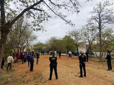 La Guàrdia Urbana desmantella un pícnic il·legal al voltant del camp de futbol Vidal i Barraquer i sanciona més de 50 persones per incomplir les mesures sanitàries.