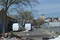 El carrer de les Cosidores del barri de la Mora deixarà de ser un espai degradat i ple d’escombraries