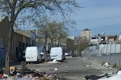El carrer de les Cosidores del barri de la Mora deixarà de ser un espai degradat i ple d’escombraries.
