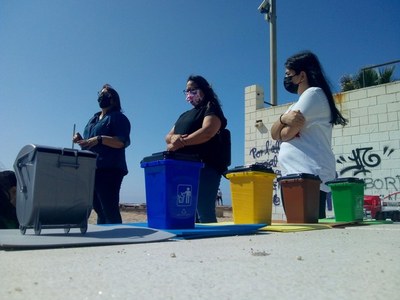 El Centre d’Adults Morera Pomar participa en un projecte ambiental per aprendre i conscienciar sobre els residus plàstics a les platges de Badalona.
