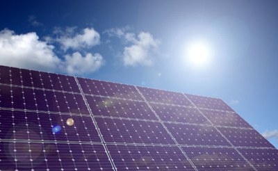 L’Ajuntament instal·la durant aquest estiu una planta fotovoltaica a la coberta de l’escola Lola Anglada de Badalona.