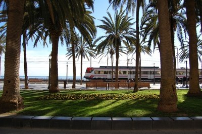 El Ple de l’Ajuntament de Badalona aprova per unanimitat una moció contra el projecte d’ADIF d’instal·lar pantalles acústiques a la Rambla per reduir el soroll dels trens.