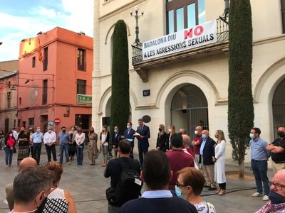 La plaça de la Vila de Badalona ha acollit la concentració institucional per condemnar la presumpta agressió sexual a una dona per part de set homes.
