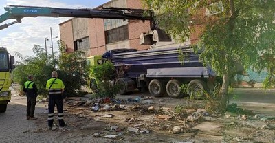 Els propietaris d'un tram del carrer de les Cosidores donen compliment a l’expedient disciplinari obert per l’Ajuntament i retiren les escombraries que hi havia a la zona.