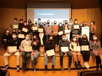 Els 26 alumnes que han obtingut notes d’excel·lència a les proves d’accés a la universitat del curs passat reben el reconeixement de l’Ajuntament