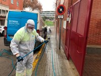 L’Ajuntament de Badalona reforça el sistema de neteja i desinfecció dels entorns on hi ha afluència constant de persones