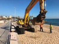 Les màquines comencen a treure de la sorra les runes d'antigues instal·lacions de banys de la platja de la Barca Maria de Badalona